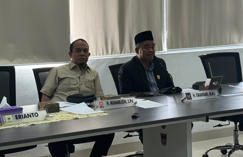 Ketua DPRD Padang Muharlion Bersama Ketua Komisi IV Buya Iskandar.